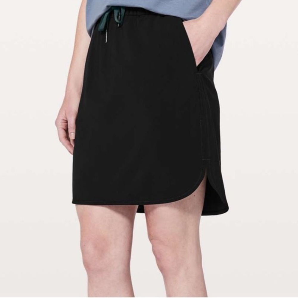 Lululemon On The Fly Skirt *21"
Black